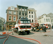 801280 Afbeelding van het nablussen van de brand bij Ubica / Muskens Slaapcentrum (Ganzenmarkt 24) te Utrecht.